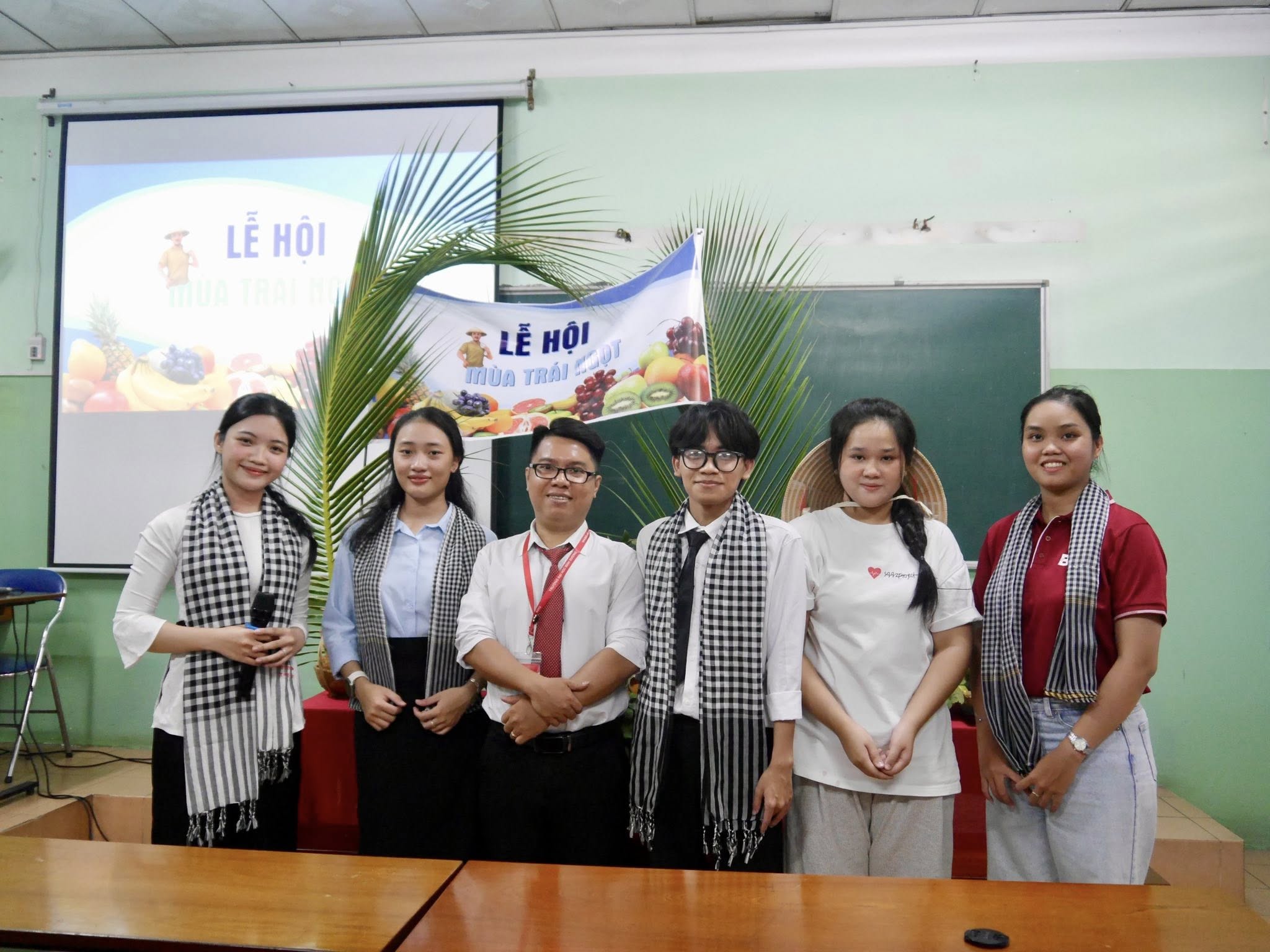 SÔI NỔI HOẠT ĐỘNG THUYẾT TRÌNH – TÁI HIỆN VĂN HÓA TRONG MÔN XÃ HỘI HỌC VĂN HÓA