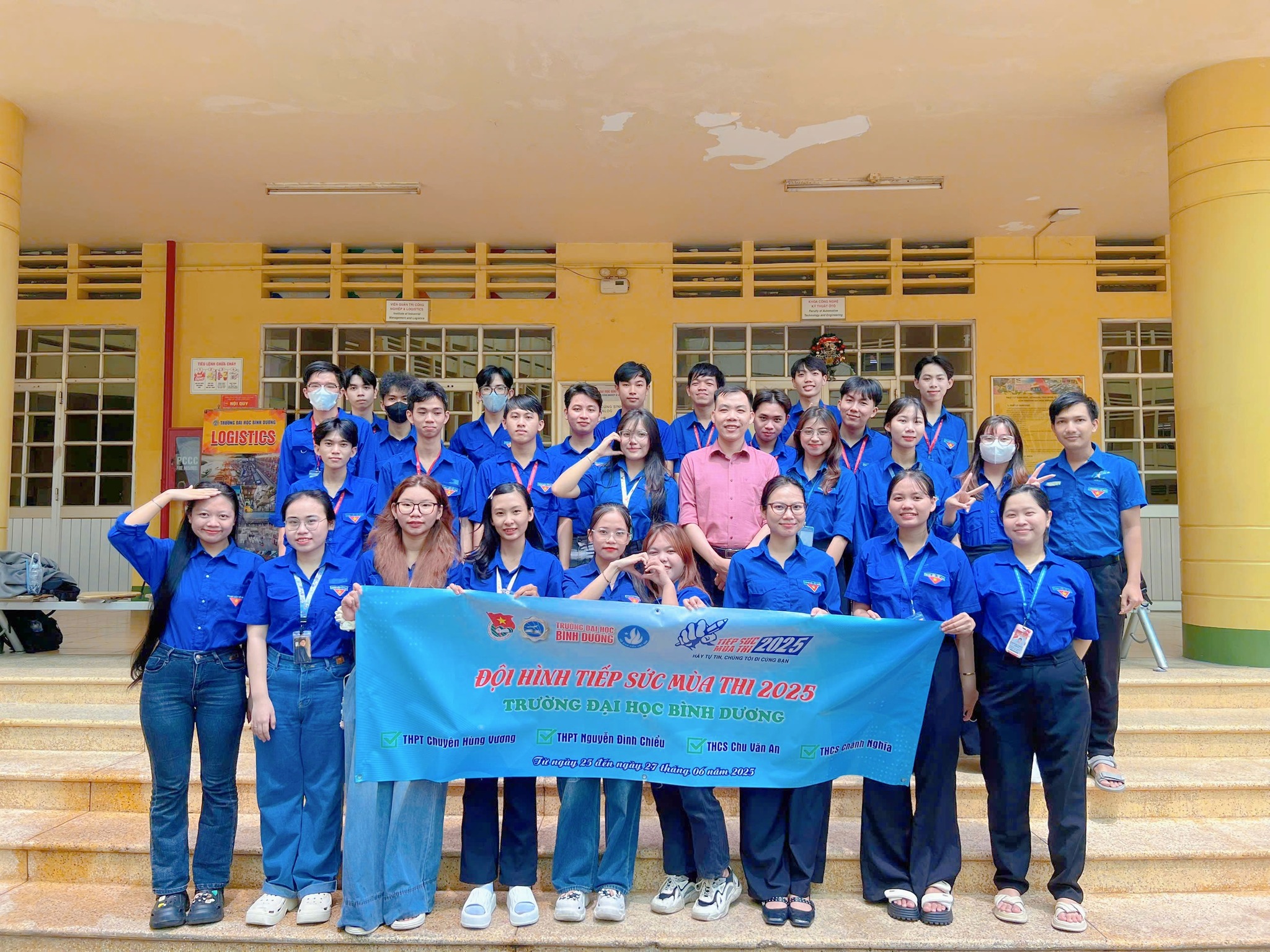 Sinh viên Đại học Bình Dương nhiệt huyết tiếp sức mùa thi 2025