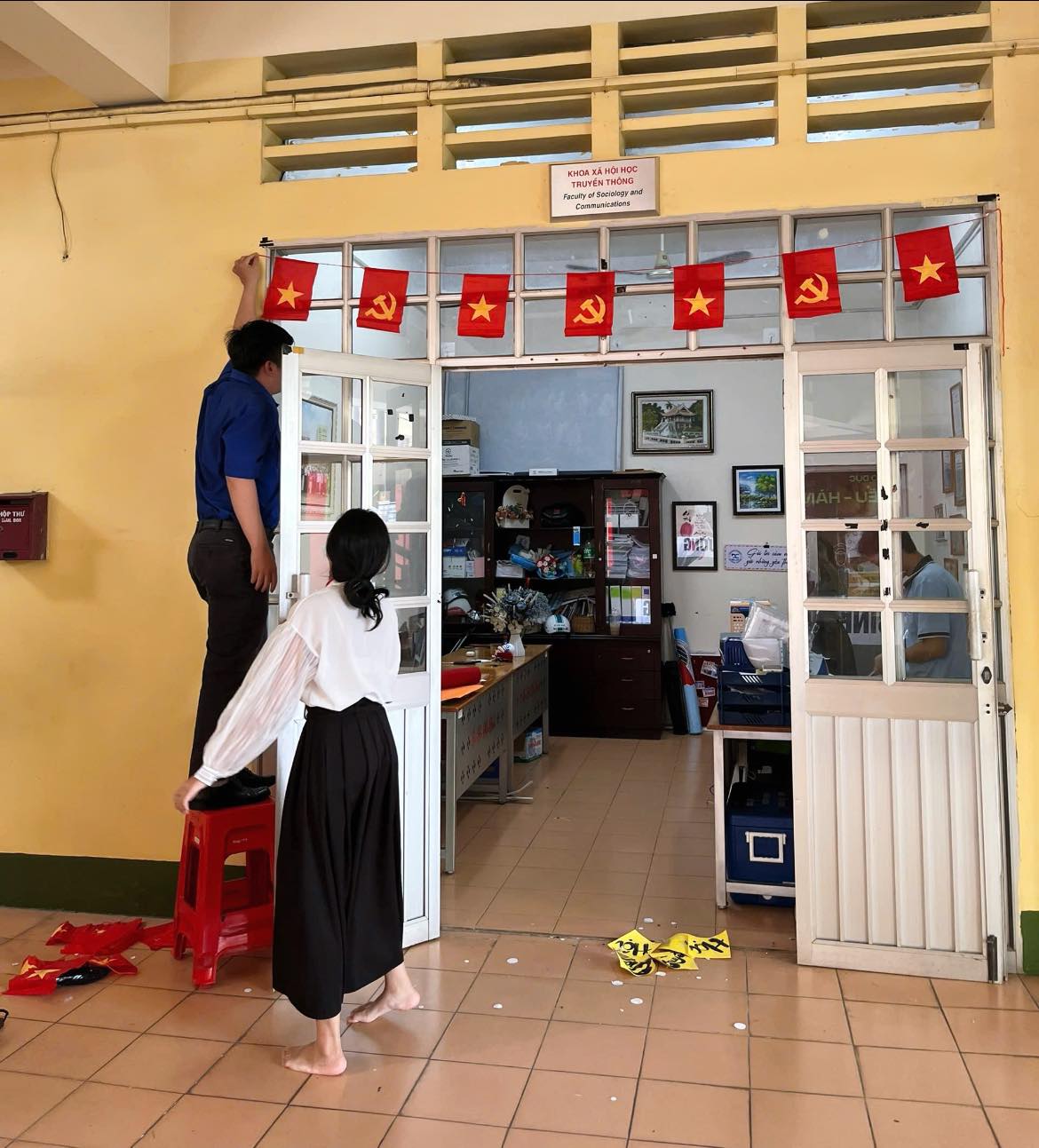Hòa trong không khí hân hoan hướng đến kỷ niệm quốc khánh 2/9, các bạn sinh viên Khoa Xã hội học - Truyền thông BDU đã cùng nhau thực hiện hoạt động trang trí khoa nhằm chào đón ngày lễ trọng đại của dân tộc.