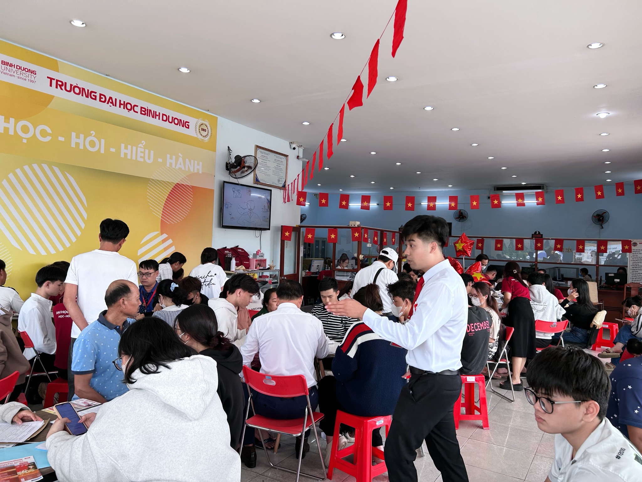 KHÔNG KHÍ NHẬP HỌC SÔI ĐỘNG TẠI PHÒNG TUYỂN SINH – ĐẠI HỌC BÌNH DƯƠNG