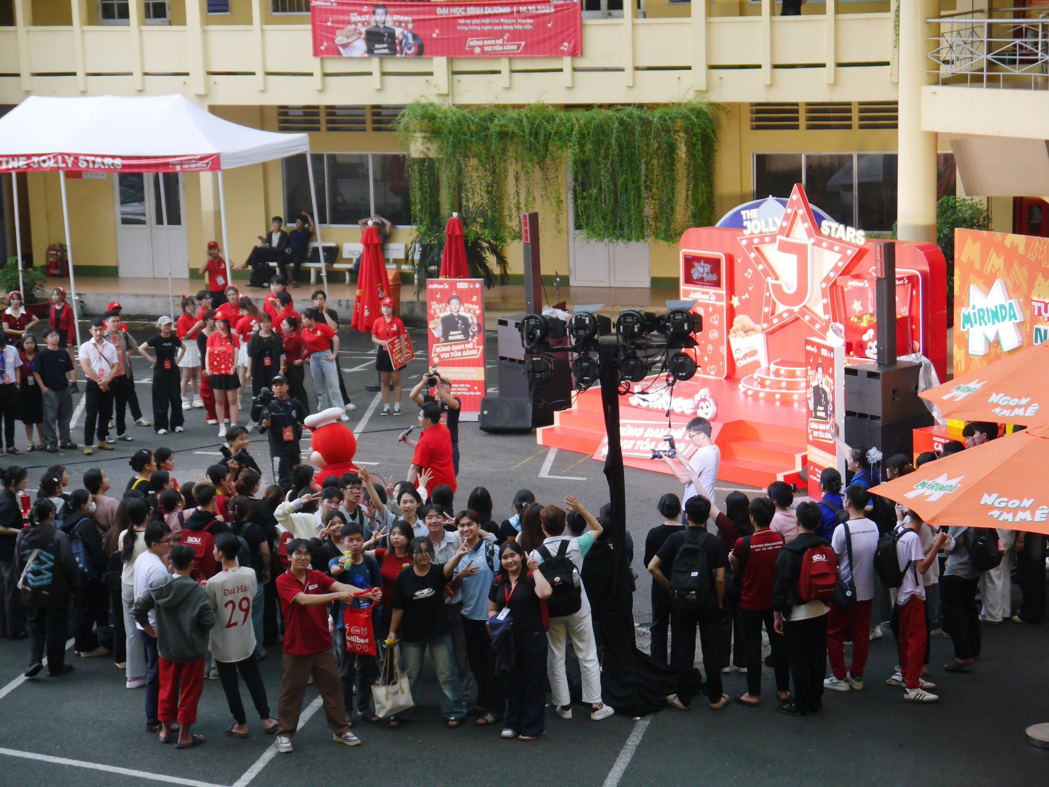 ĐẠI HỌC BÌNH DƯƠNG BÙNG NĂNG LƯỢNG CÙNG MANBO & JOLLIBEE!