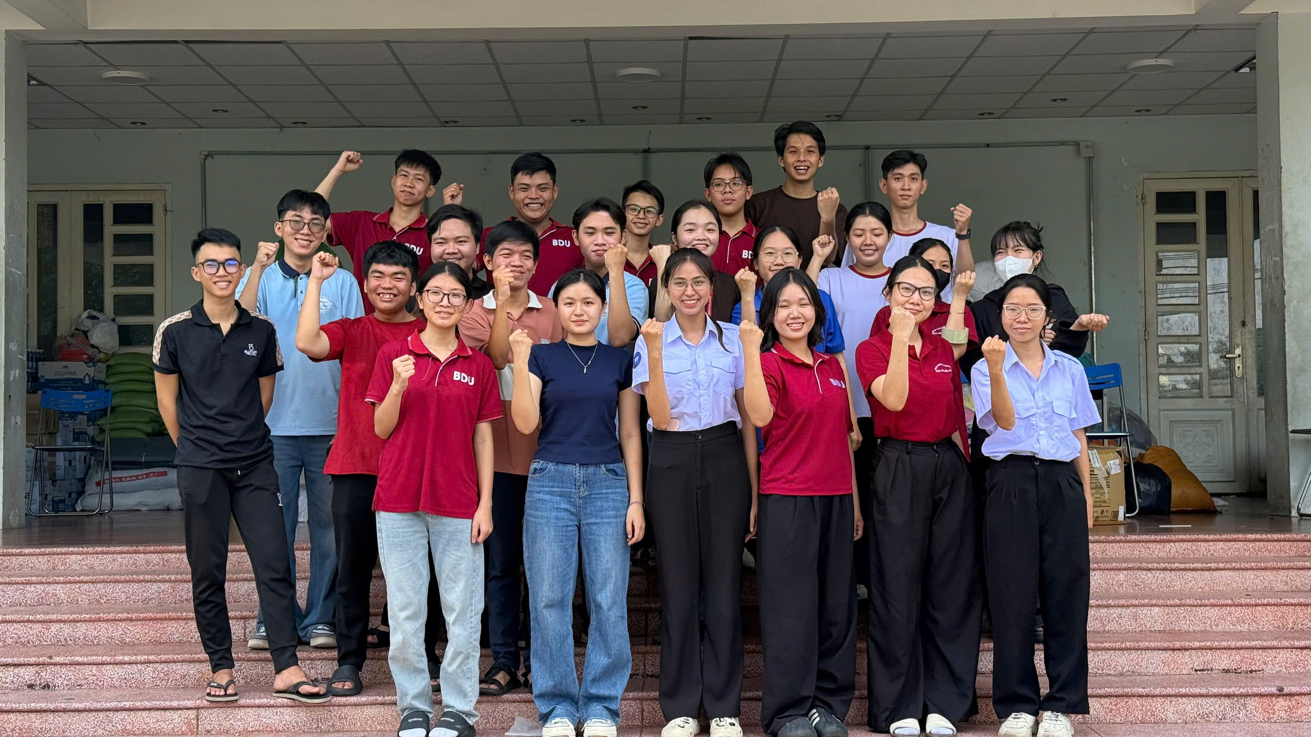 SINH VIÊN KHOA XÃ HỘI HỌC – TRUYỀN THÔNG TÍCH CỰC HỖ TRỢ BỐC XẾP HÀNG HÓA CỨU TRỢ ĐỒNG BÀO MIỀN TRUNG ẢNH HƯỞNG BỞI LŨ LỤT