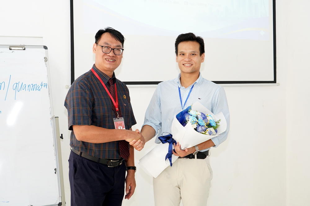Phó Trưởng Khoa Xã hội học truyền thông cùng GS. TS. Mai Đặng Hiền Quân trong buổi sinh hoạt khoa học.